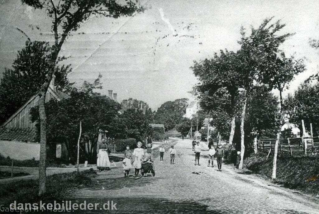 Viborgvej placering omkring Hasle Torv ca. anno 1905. Bemærk kirken i baggrunden.